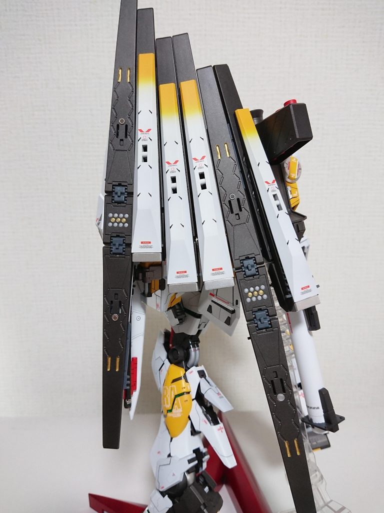 フィン・ファンネルの裏側はゴールドとシルバーで部分的に塗装したり、ディテールアップパーツを使用してあります。