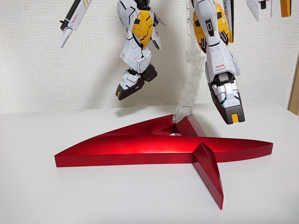 アムロのエンブレムの台座はメタリックレッドで塗装しました。
カッコよく塗装できたと思います。