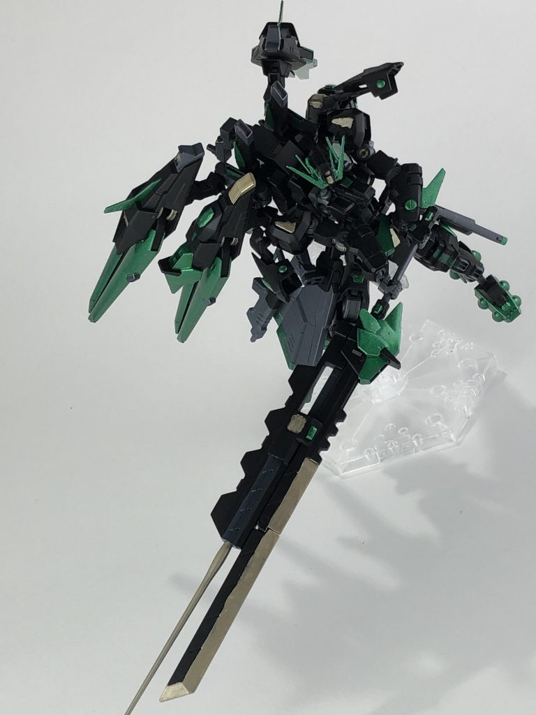 デモリッションナイフ改・「ワールウィンド」、アクション2。合体したタービュランスはバーニアを付けているので攻撃を防がれた際にもバーニアを使ってそのまま切り倒すことが可能です。突き刺し時にもタービュランスからビームサーベルを出力して突破力を上げています。