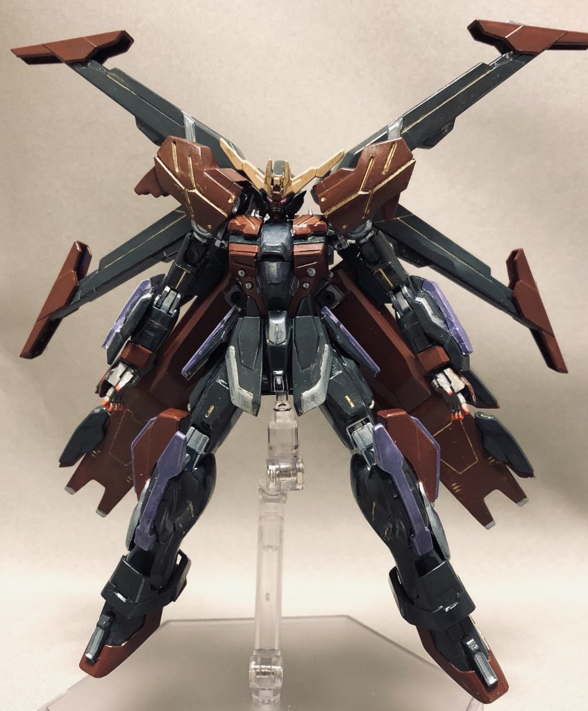 フロントショット。全体的に暗い色合いなのでモールド部分に金を入れてメリハリを付けました。