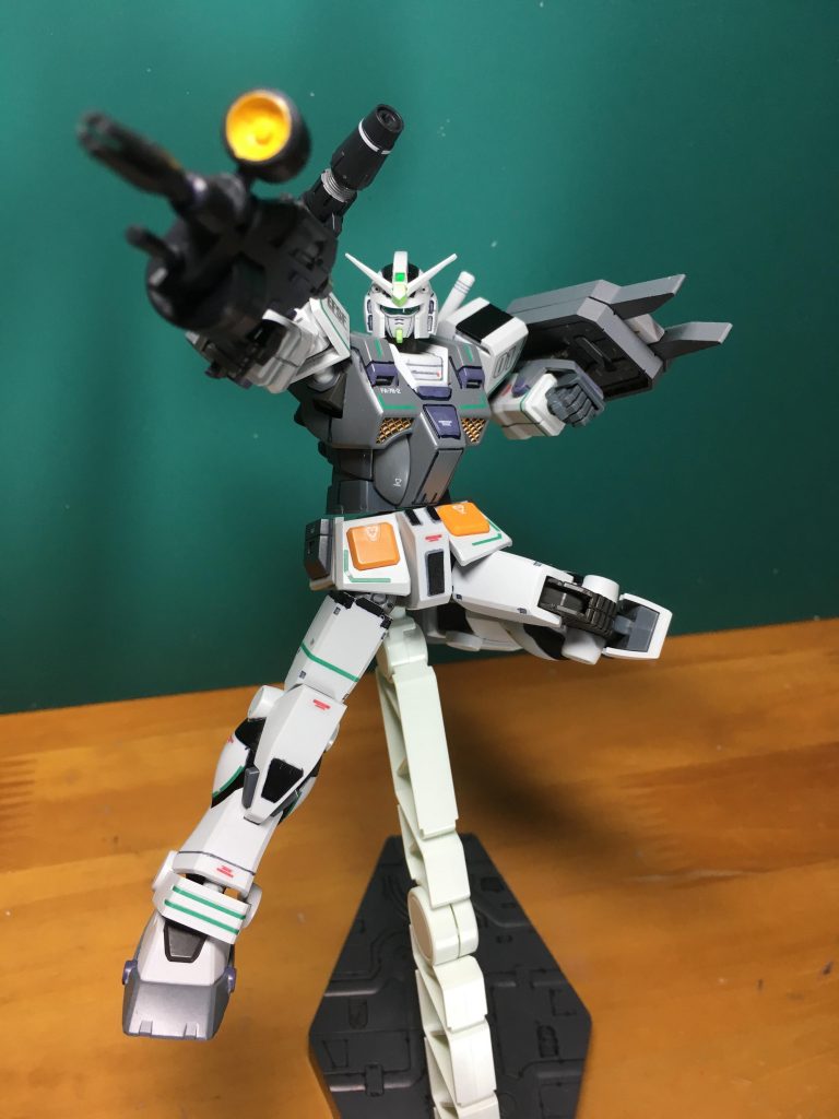 　お腹周りや股関節など、可動範囲の広さに舌を巻きました。お腹周りはREVIVE版のガンダムも似たような機構を持っていましたが、これほど深く曲げられるのは驚きです。