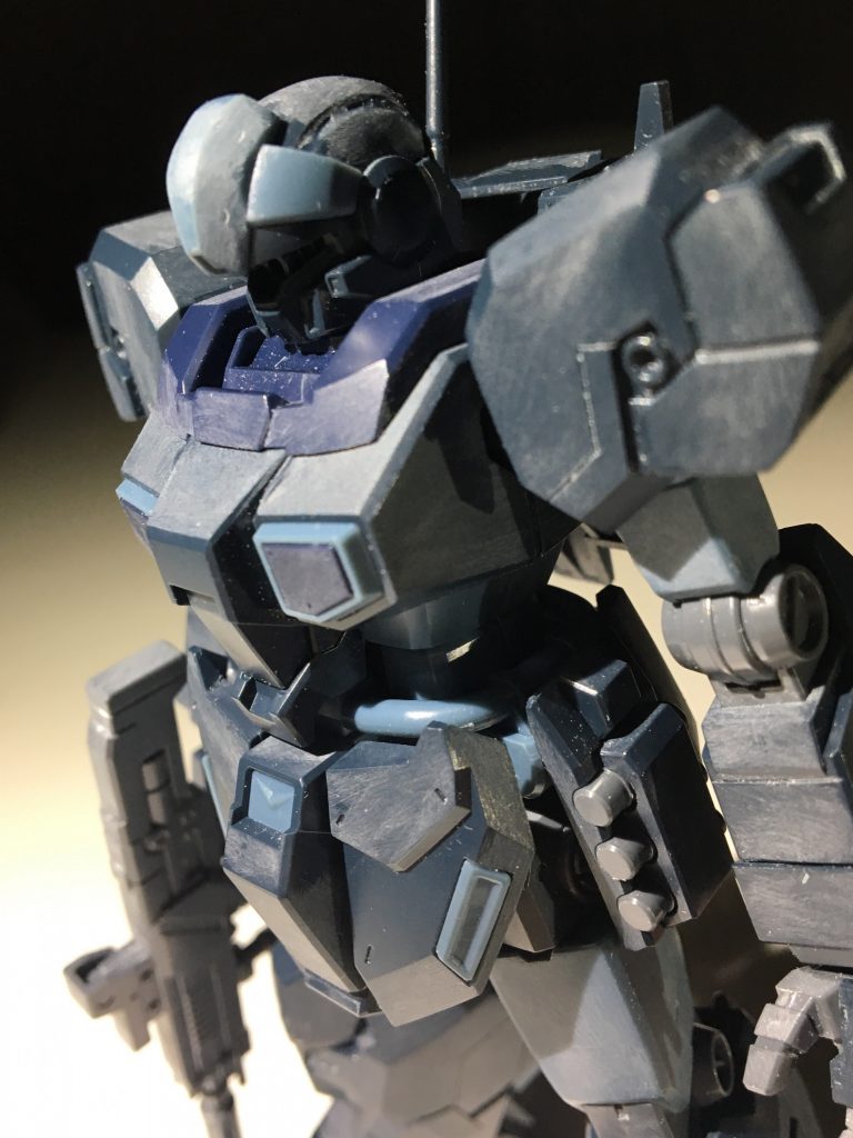 ジェガンに近づけたくて、バイザーの穴はオミットしました。