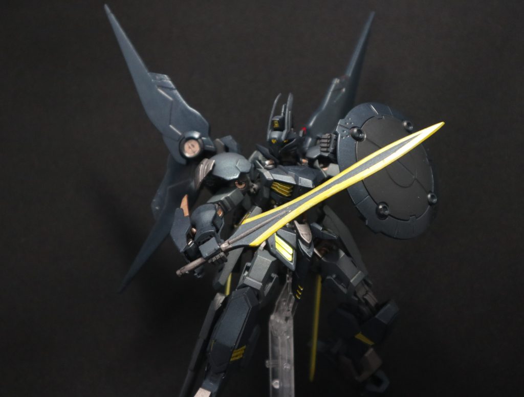 サムネ画像。グラディスソードとラウンドシールドを構えてのポージング