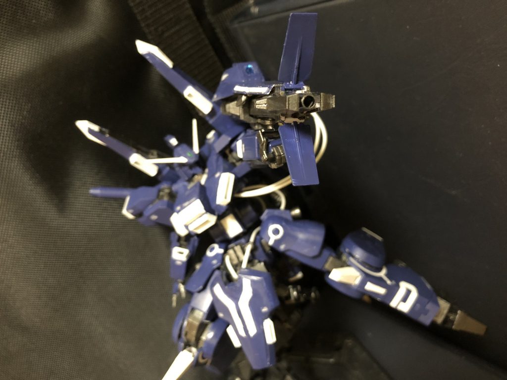 ●シールド
実体盾で、防御能力も高い。ヘイズルで開発された、ブースターシールドを発展させた物であり、変形時には機種に設置する。また、先端にはメガ・ランチャーを内蔵し、MA/ウェブライダー変形時には主武装として機能する。また、MS時にはヘイズルと同様に背面にマウントし、追加ブースターとして機能する。
●シールド内蔵メガ・ランチャー
本体バックパックからシールドへジェネレーターケーブルにて有線接続され、先端の粒子制御リフレクターを展開する事で、高い出力を持ったメガ・ランチャーとして使用出来る。長いシールドはメガ粒子の加速装置となるように設計されている。変形時に使用するのが主目的ではあるが、MS時にも問題なく使用可能。この武装が後にドーベン・ウルフのビールライフル兼メガランチャーに発展した。