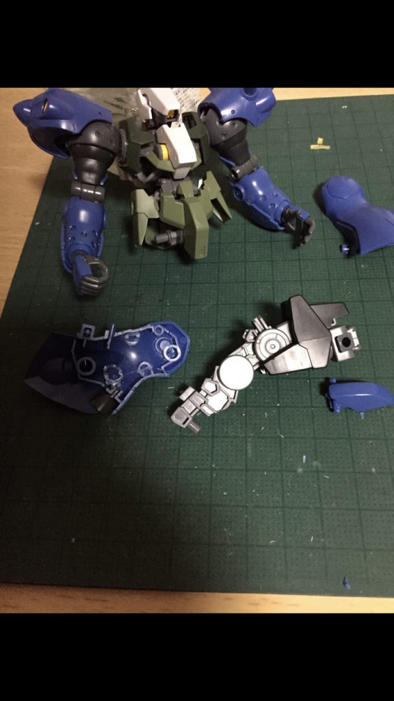1枚だけ制作工程がありました…
足の接続はピンを切って接着剤で接着しました。肩も同じようにケンプファーの接続ピンを接着して制作しました。
