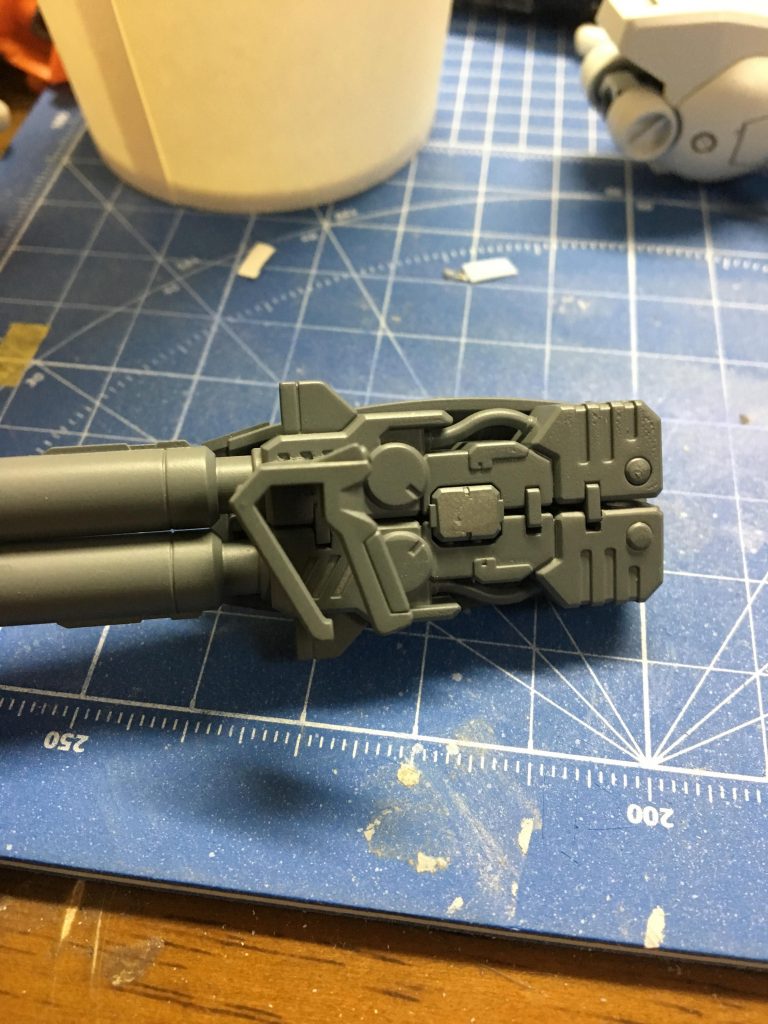 2連ビームライフルの製作
書籍付録のカスタムパーツを一部分を切除それ以外はそのまま流用、持ち手はランチャーストライクのアグニの持ち手を採用しました(´ω`)