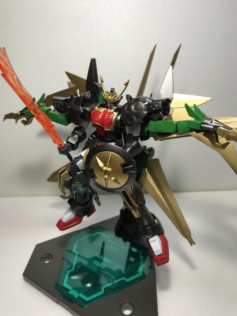 アクセントにゴールドを配色してバランスを取りました。メタル系の色なのでうまくマッチしていると思います。