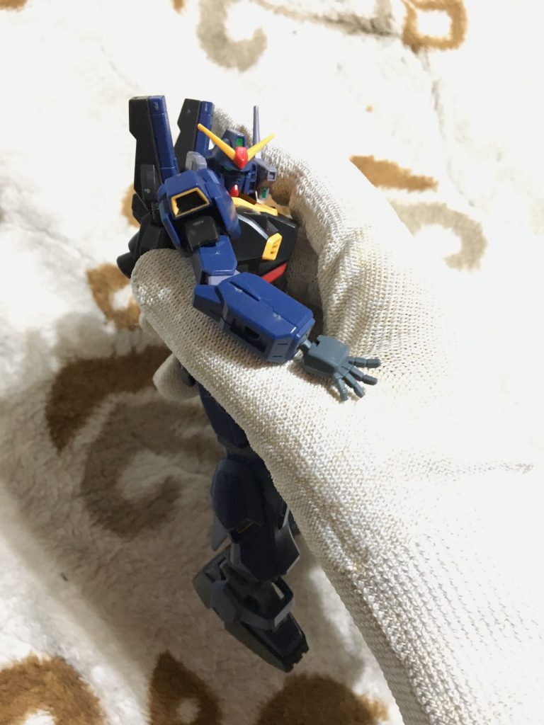 次に、その辺を歩いているMk-2を捕まえます。(画像はイメージです。)
黒い子はブルーベリー&ブラックベリー味、白い子はバニラ味です。
お好きな方をどうぞ!