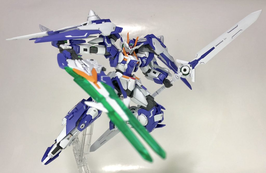 GNドライヴソード。GNダイバーソードにGNドライヴを搭載し、後端部にビームサーベル発生器を増設。速度重視の二刀流前提の装備です。連結してツインブレードモードにもできます。GNソードIIロング/ショートはGNカレトヴルッフとの連携用ですね。