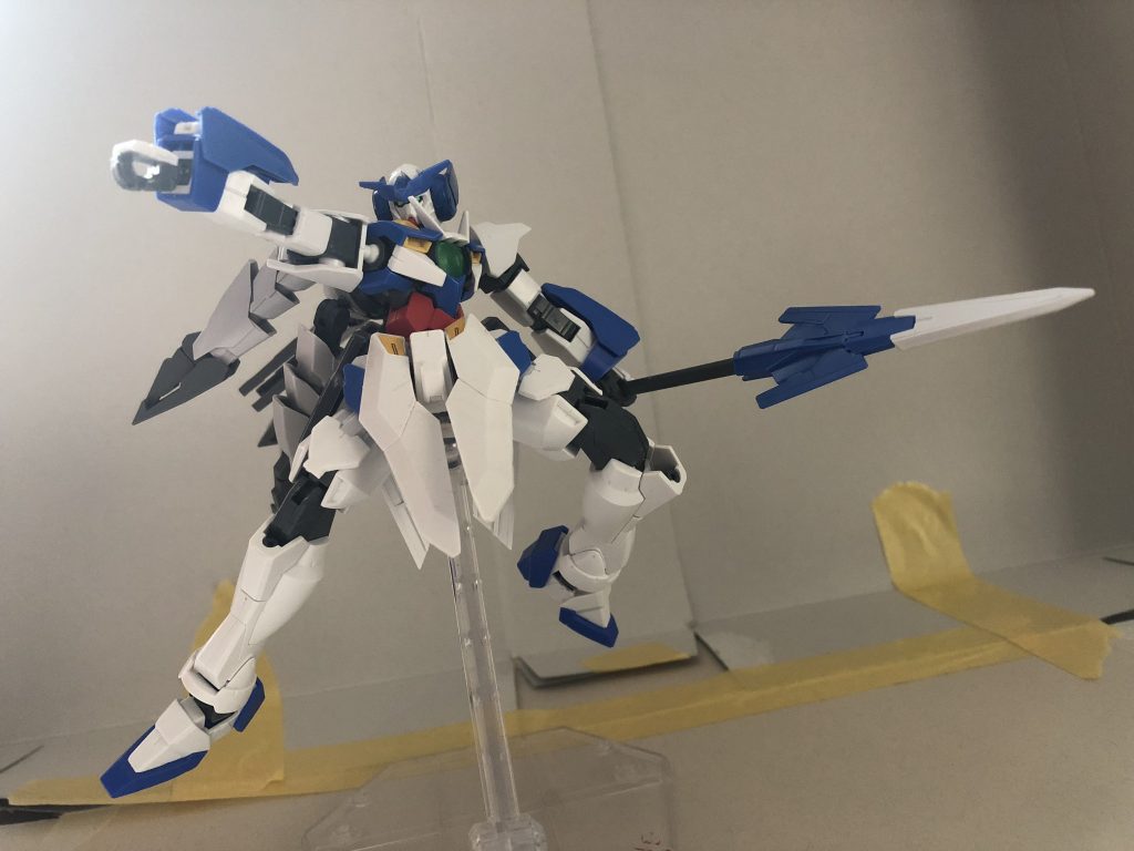 両腕にはGNスピアの動きに干渉しないようにシールドの意味を込めた手甲がついており中にGNビームバルカン、両膝部にはGNビームガンが内蔵されており、腕が使えない時の牽制や至近距離での奇襲等に使う