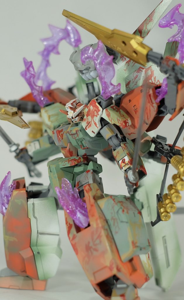 武装には近接武器が多く配置されているとともに、弾幕を張るためのピーコックスマッシャーも二丁装備されている。