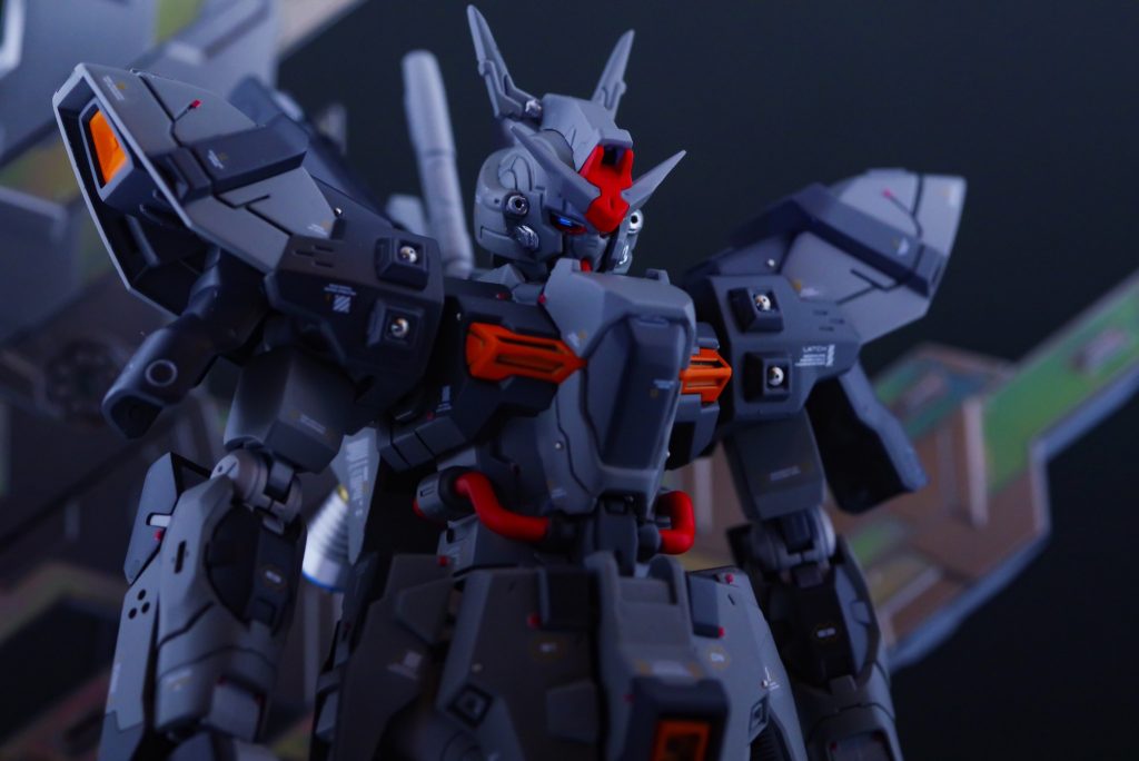 目のカラーは今回クリアブルーを選択しました
裏側をシルバーで裏打ちしてるので光の反射で光るようにしています