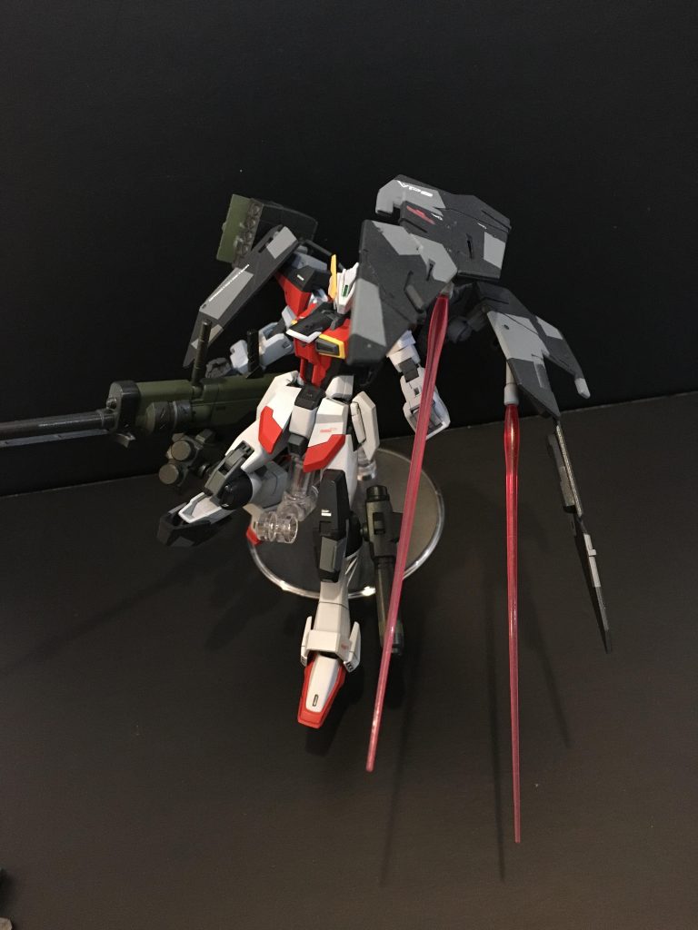 シールド裏にはビームサーベルを仕込んでて、接近してきた敵を薙ぎ払うのに使います。