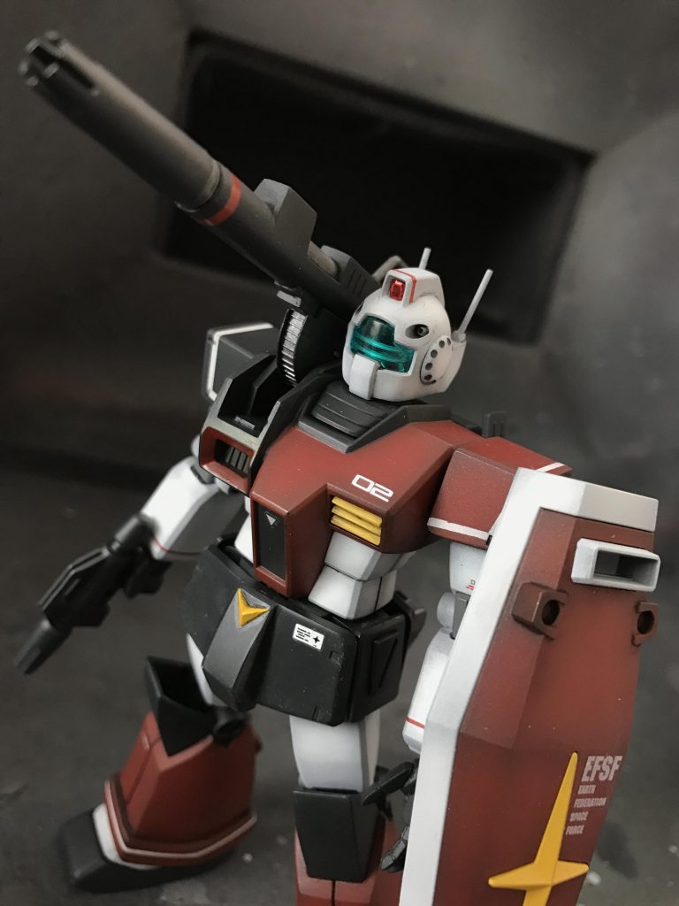 右肩を何となく黒くしてみました。キャノン部と連結しているので、換装するときには肩部分も専用品に交換されている、というイメージです。