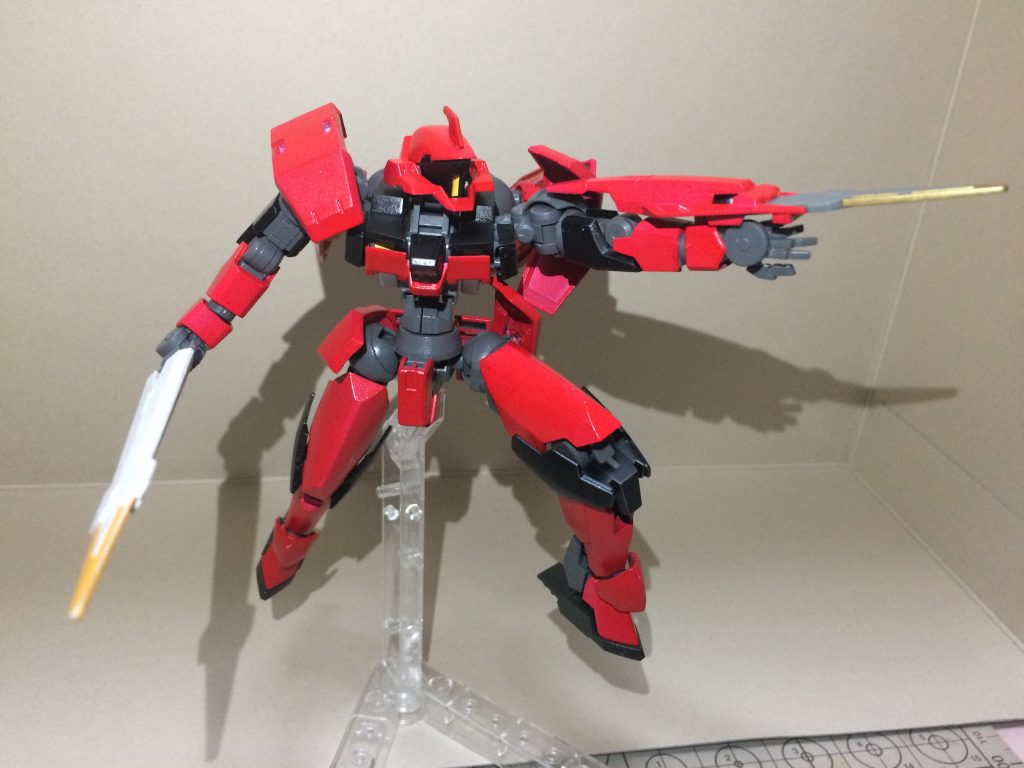 ガントレットエッジ
ジュリアンソードを改造した物。刃は先端のみで伸縮機能はオミットされており、特殊合金剣との連携やガントレットでの防御からの切り返しなど手数に特化している。
こちらも刃先は特殊合金製