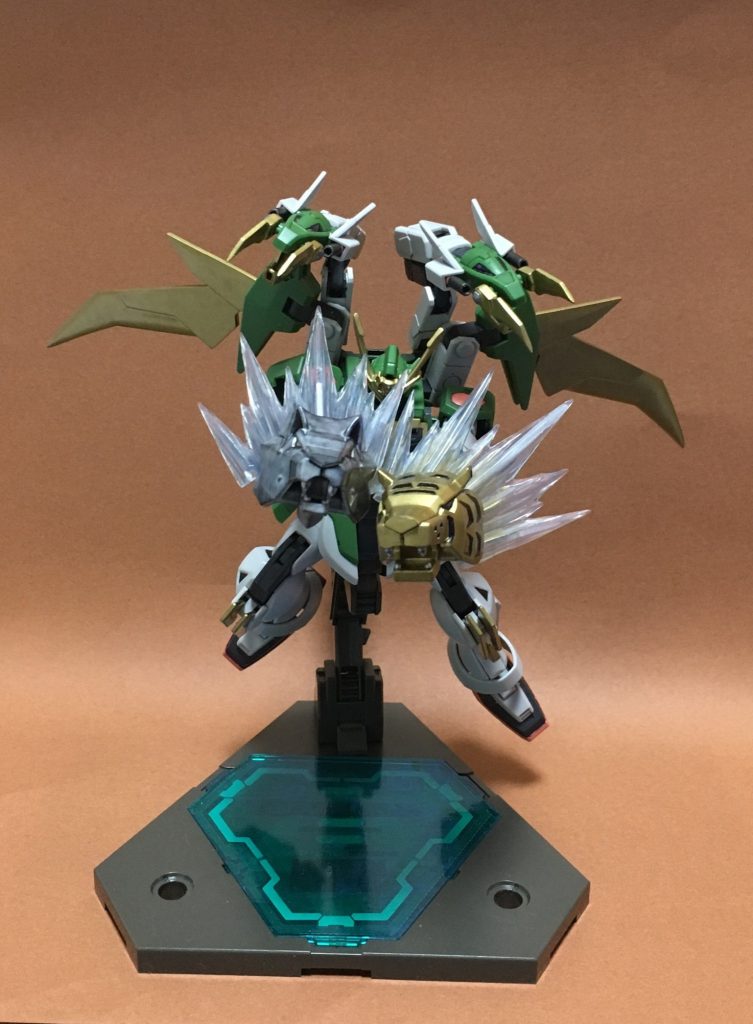※必殺!雷神散打!!
改善点③:タイガー拳、ウルフ拳の迫力
デザインの改善ではないのですが…
ガンダムマックスターなんかもそうなんですが、
肩アーマーを手に装備する場合、ちょっと小さめに感じるんですよね。
このキットも同様だったので、迫力アップのためフィギュアライズエフェクトを
加工してエフェクトを付けてみました。わかりづらいと思いますが、
エフェクトの根元は裏側に虎狼と同系統の色を塗っています。
ピンを無くすために肩への装着は磁石にしてみましたが、
外した状態にすることはあまりない割に安定性が
落ちてしまったので、ちょっと失敗だったかなと思います。