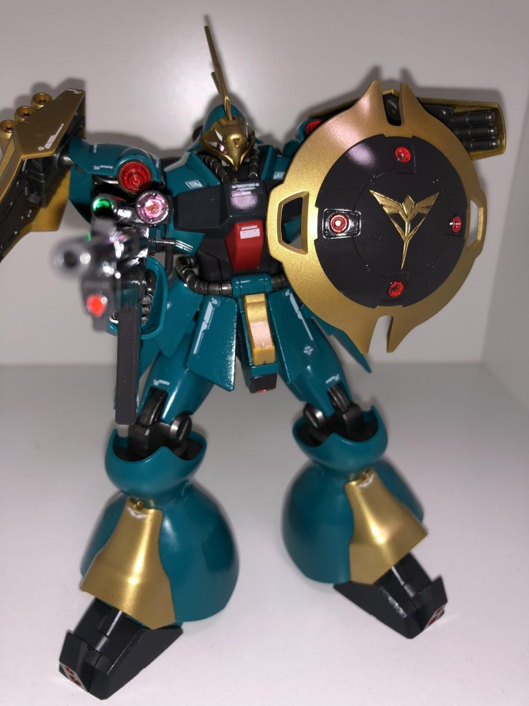 ビームライフルにもデコシール。キラキラ
シールドは砲口とネオジオンエンブレムを部分塗装。マーカーの限界を感じる（涙）