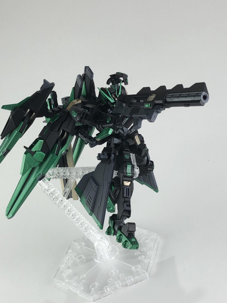 ビームサブマシンガン、バスタードチョッパー改・「タービュランス」・ブラスターモード。アスタロトの機関銃をビーム射出型に変更し、タービュランスをサブマシンガンに付けれるようにして高出力ビームを撃てるようにしました。