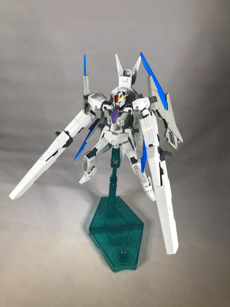 引きの全体ショット。
某模型店でFファンネルパーツ買って来て付けてみたらあまりにも存在感強かったためクリアパーツは思い切って青く塗り潰してみました。