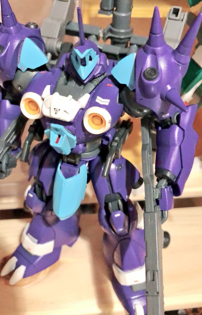 胴体はクシャトリアの粒子砲を埋め込み、中央の装甲はパテから削り出しました。