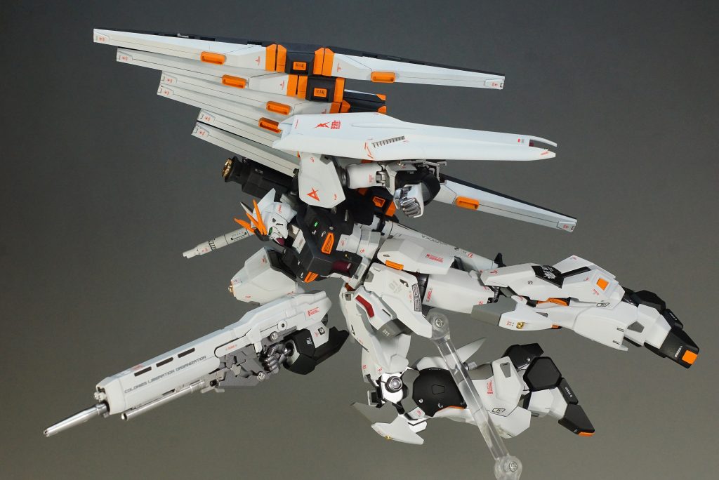 フル装備。相変わらずフィンファンネルは超重い。
なんとか自立はできますが、胴体を延長&可動アップしてるのでちょっと負けがち。
「ミキシングしたνはフル装備できれいにS字立ちできるか」
というのは次回の課題です。