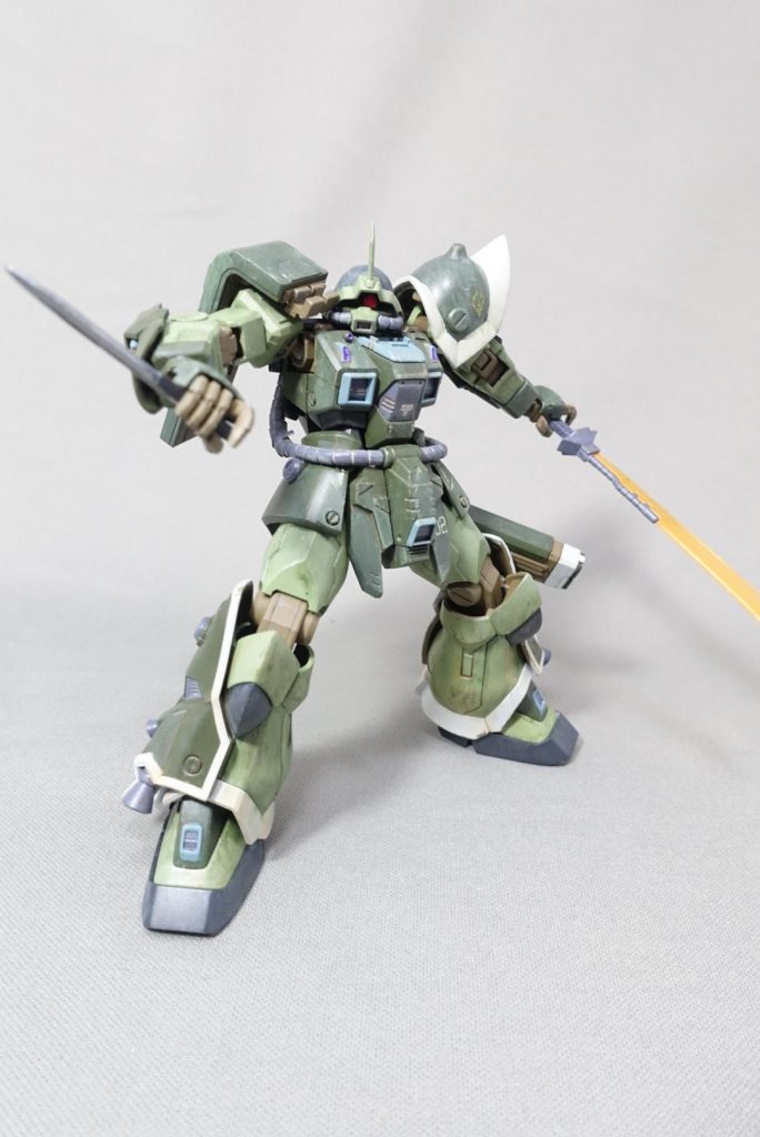 右肩シールド部にマウントされたダガーは、検証実験において『重力下における近接武装としてのナイフの可能性』のデータ収集を行ったときの名残。

最終的に『自機または敵機の重量を最大限に利用可能な状況においては有効』という限定的すぎる前提から、本格的な採用には至らなかった。
しかし、実戦テスト時その“限定的状況”で生命の危機を脱したことから、守り刀として今も所持している。
(ただし戦場で取り落とすことも多く、このナイフで四代目である)