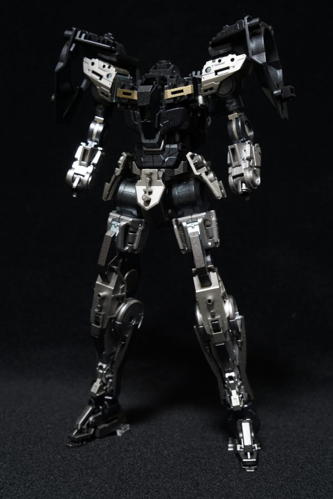 フレームの画像です。今回クリアパーツの外装を被せるにあたって、フレームはチタンやメッキ等の計6色の色を使い分けて塗装を行いました。