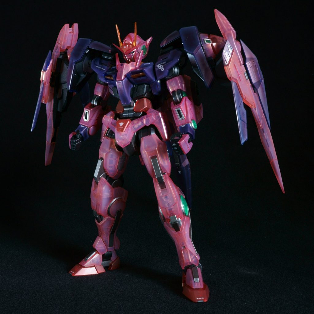 素立ちです。MGダブルオーライザーは足首や手首の稼働が非常に優秀なので力強く、かつスマートな立ち姿が簡単に出来てしまったのでとても満足しています。