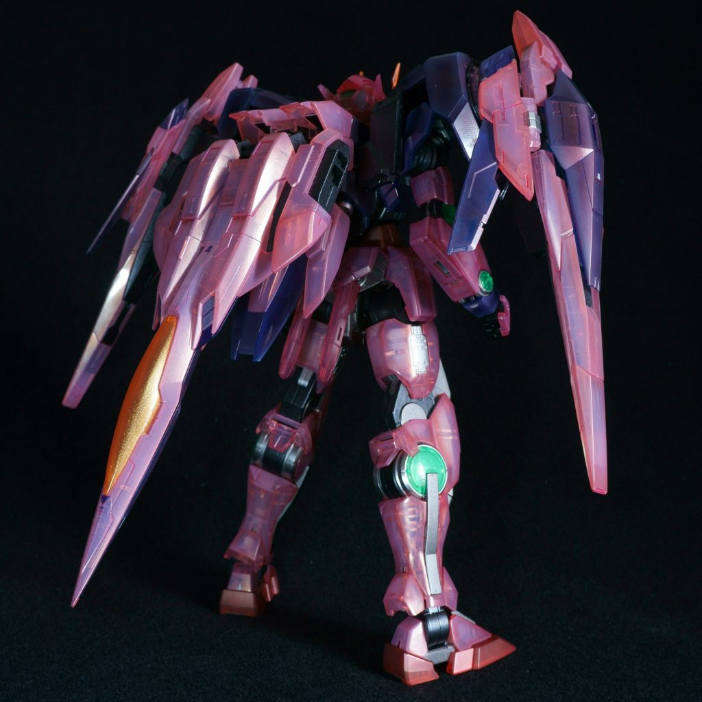 バックショットです。背中にオーライザーを背負っているため後ろに仰け反るか心配でしたが、足回りと腰は関節を多少キツめに調整したのでしっかりと立ってくれます。