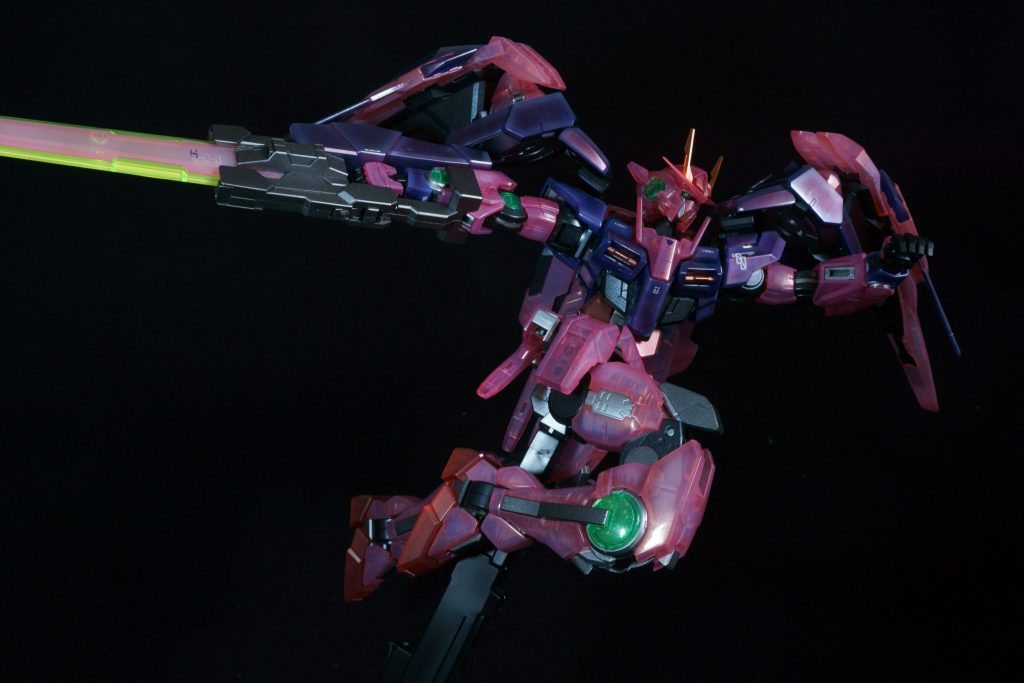 GNソードⅢです。非常に大きな武器ではありますが、関節を固めに調整した分しっかりと保持してくれます。また各関節の可動も優秀なので疾走感溢れるいいポージングが撮れました!