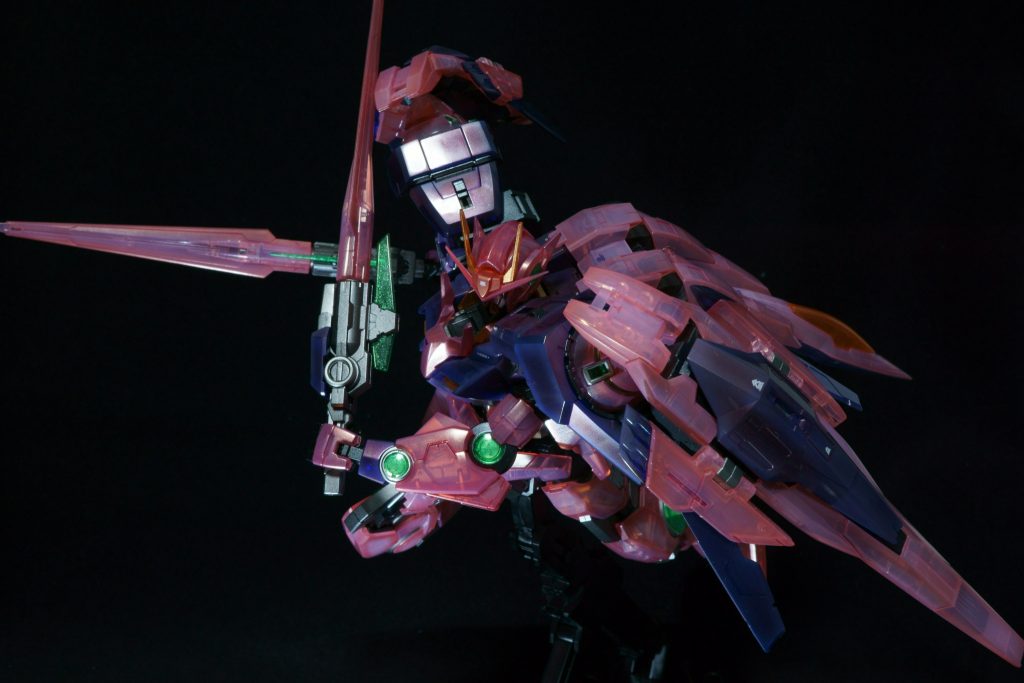 サイドバインダーが思った以上に柔軟に可動してくれたので自由なポージングがとれたのが流石MGだと思いました。