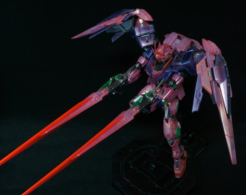 GNソードⅡをビームサーベルモードにしました。ビームのエフェクトは蛍光ピンクで塗装後パールシルバーでグラデーション塗装を行いました。クリアカラーの本気と良くマッチしてくれました!