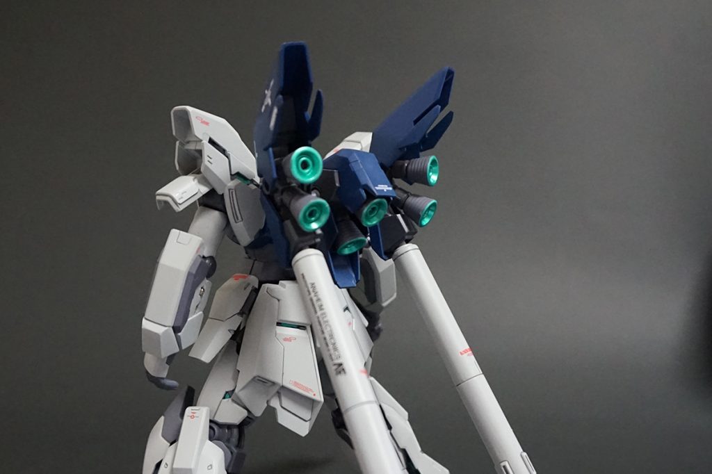 バーニア内部もサイコフレーム色としています。