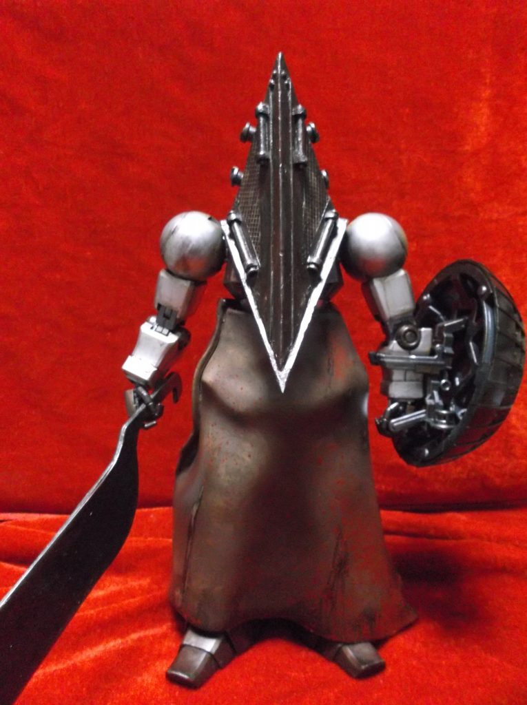 正面。三角頭のデザインはゲーム版ではなく映画版の鋼鉄感のあるデザインを参考にしています。