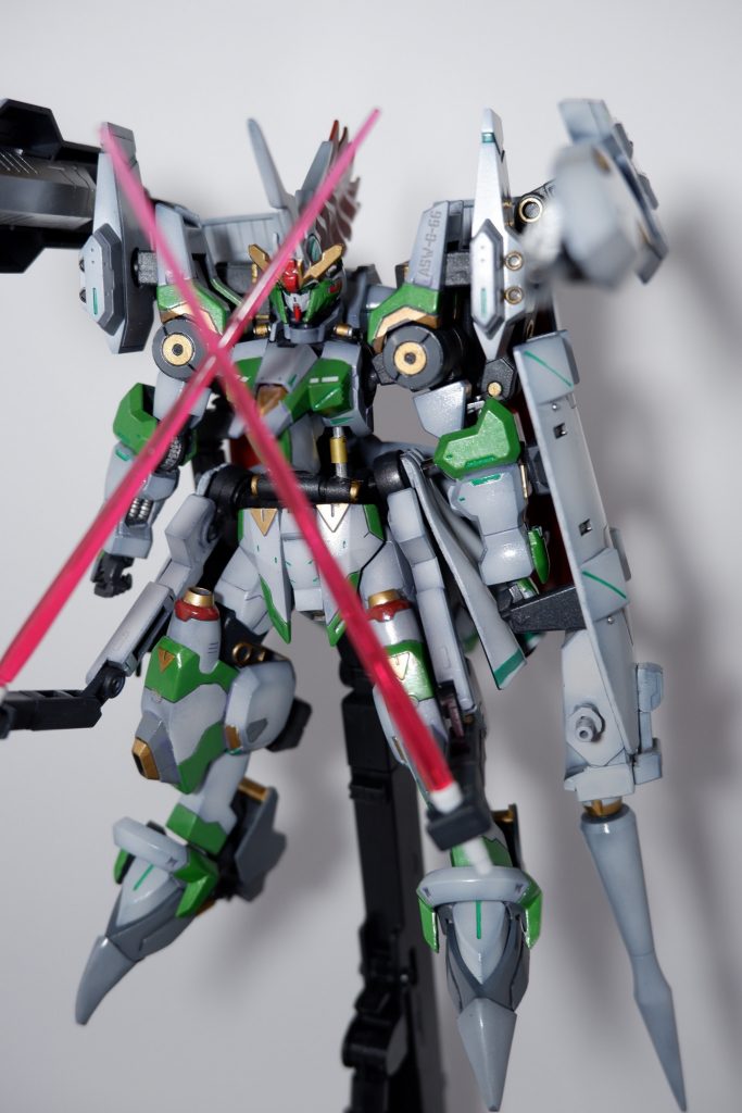 腰のマントの隠し腕で操作できます。