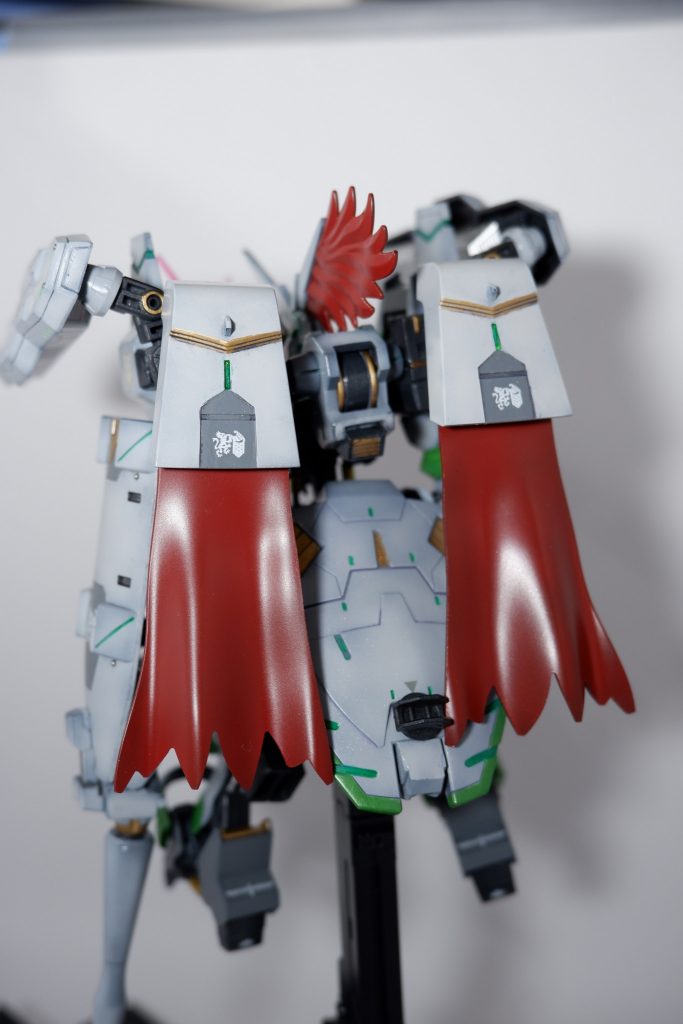 トサカとマントはギャンスロットから拝借。マントはキャンペーンのジョイントパーツを使って取り付けました。