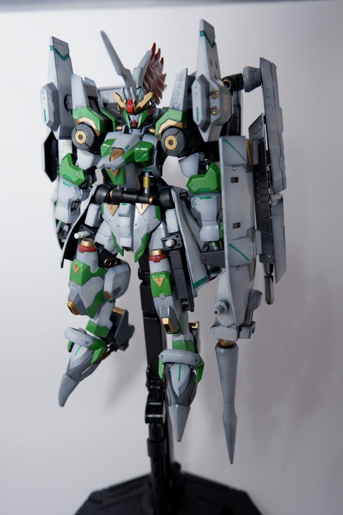 キマリスヴィダールをベースにして肩はグレイズアイン、腰はキマリストルーパー、バックパックはヴィダールを使用。
キマリスシリーズの代名詞のでかいランスを外し、ギャラルホルン標準品を装備。
肩にはエルフブルックのパーツを使用。
腹部のシリンダーはプラパイプとアルミ線などで作製。