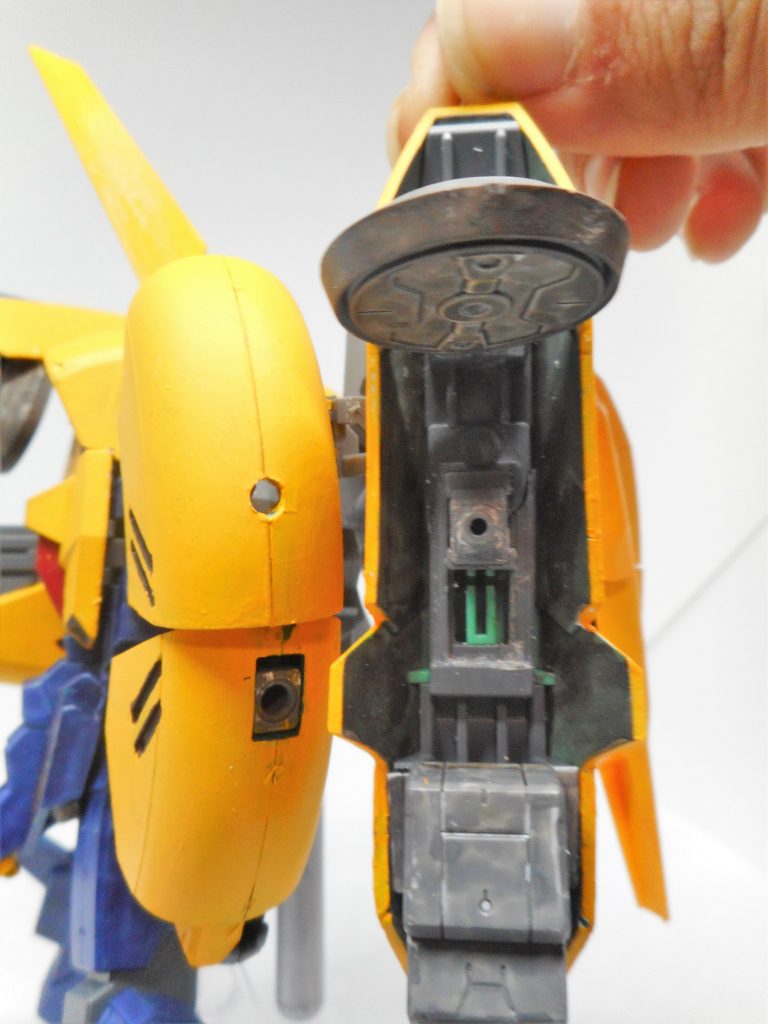 肩に穴を開けてバインダーシールドを付けられるようにしました。