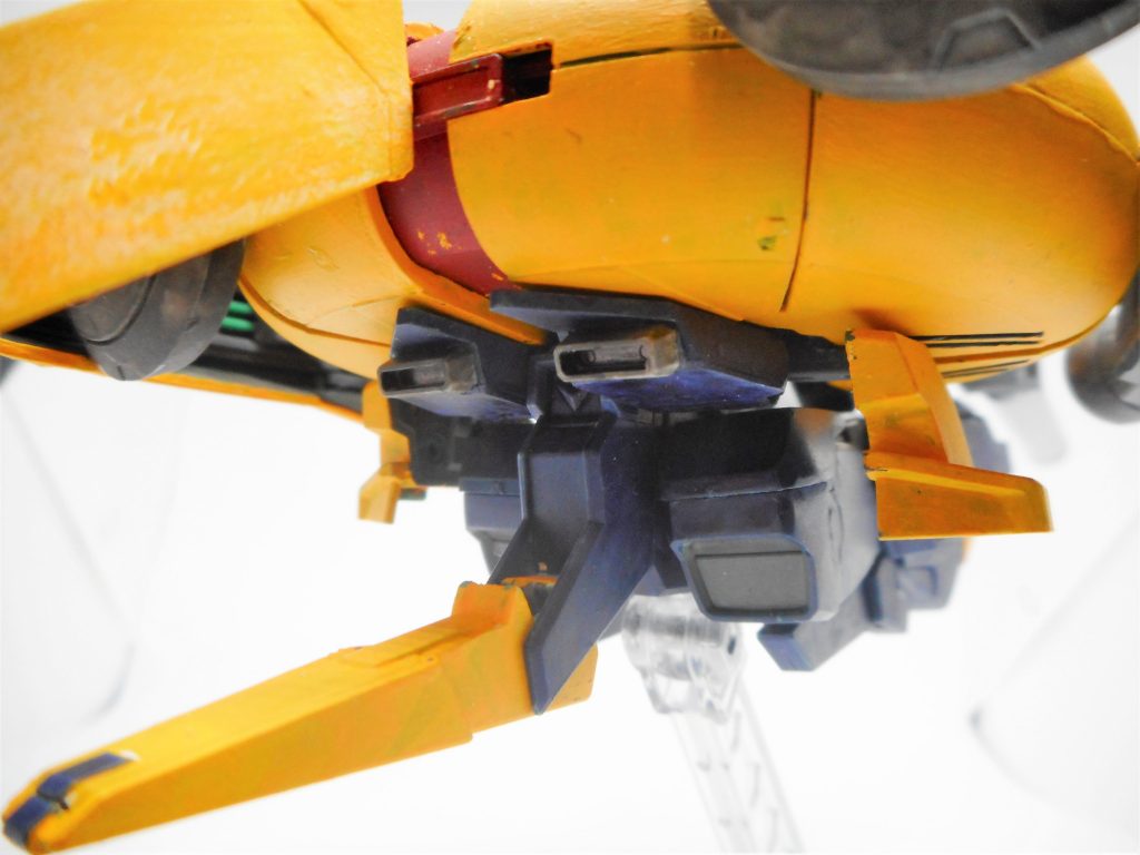 ## 制作途中2
フロントアーマーはプラ板で裏打ちをし、スラスターを追加しています。