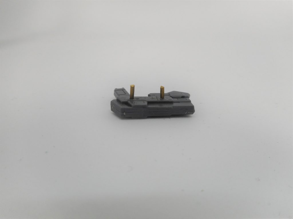 ## ハンドガン
右腕に穴を開けて真鍮線(1mm2本)で取り付けています。