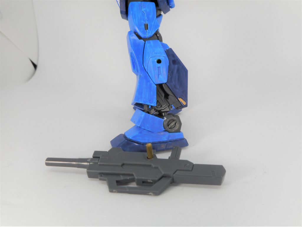 ## アサルトライフル
左脚横に穴を開けて真鍮線(2mm)で取り付けています。