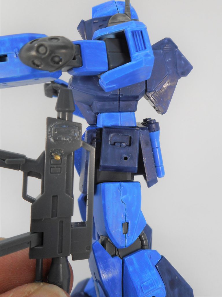 ## ビームライフル
ネモのサイドアーマーにビームライフルが取り付けられますが、ポロリ防止で真鍮線を加えています。