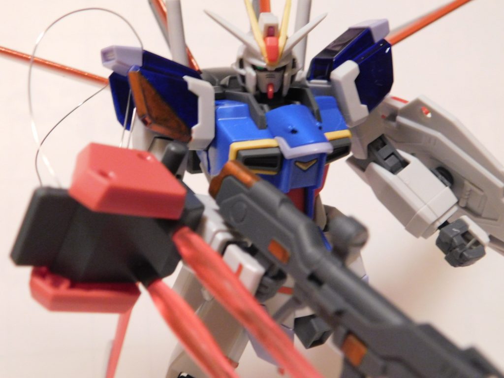 右肩は試行錯誤の結果、三角ではなく全面をメタリックレッドに