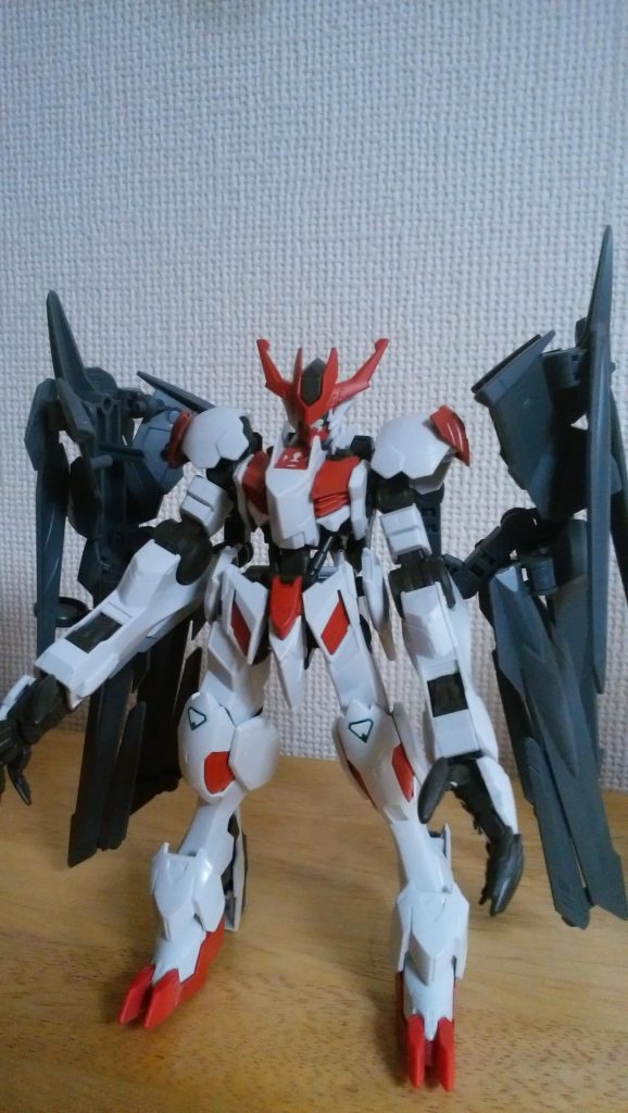 本機の塗装後の仮付け
当初はノーネイムライフル付属のアームを使用していましたが、アーム自体の強度不足、接続部が不安定になるという問題点があったので、バトルアームアームズのものに変更しました。