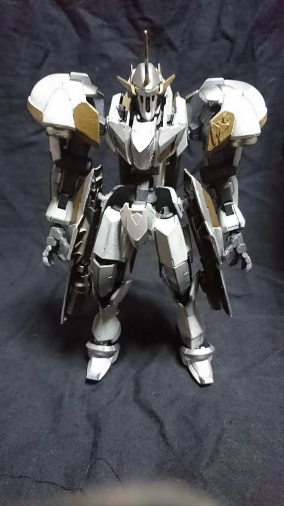 フレーズヴェルク
厄祭戦の製作されたヨトゥンフレームの一機
強固な装甲と背中に装備された「エイハブクラフト」が特徴、MS初の空戦を目的に作られた「アイゼンブルート家」が所有しており現在保管中である

ヨトゥンフレーム
厄祭戦前期に生産されたヴァルキュリアフレームの姉妹機
機動性が高いヴァルキュリアフレームと違い、リアクター出力が高く機動性が低いが単騎突入に視野を置いてるためフレーム材質がブリガンダイン製合金であり大型兵器を主に装備するためフレームの負担をかかりにくい構造である
ヨトゥンフレームは主に重装備が多く戦線に単騎突入した後MS自体は小破のみで頑丈なMSであった
そのせいか量産性が悪く約5機しかロールアウトされていない
そしてヴァルキュリアフレームの影に隠れてしまった