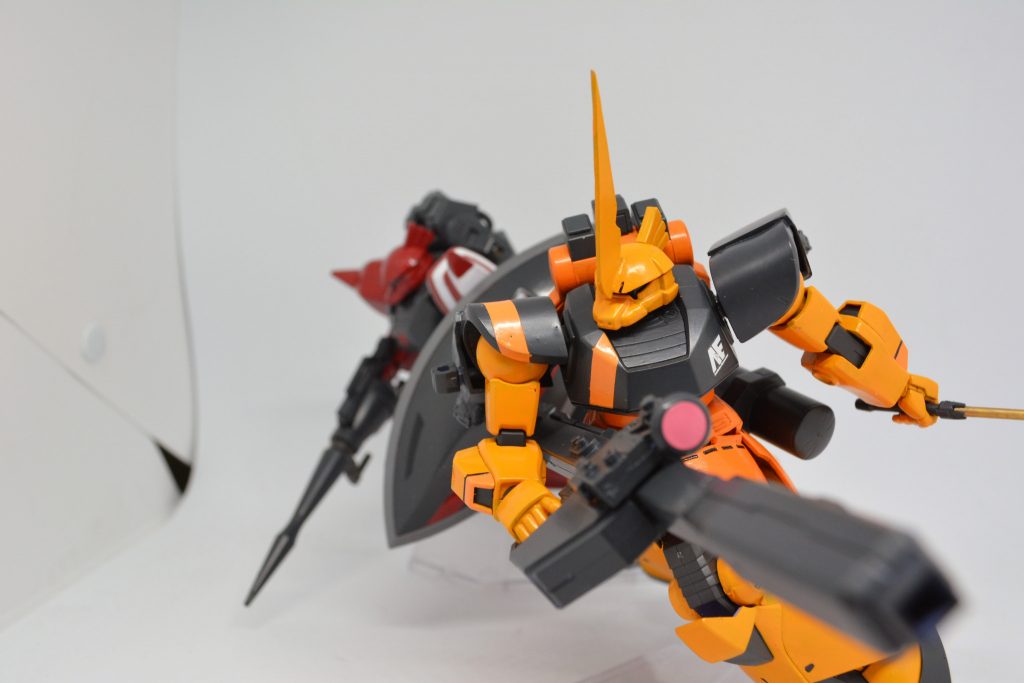 「ピーー」
敵機にロックオンした事を知らせるブザーが鳴る。
しかし、わざと照準を外しビームバズーカのトリガーを引く。
これは、実戦ではなくデビット少佐が乗る濃紅のゲルググが持っている武器のテストであるため、少佐が敵機に接近出来るように威嚇射撃を行ったのだ。
「ビーー」
続いてビーム接近の警報が鳴る。
しかし、直撃コースではない。
普通のビームライフルではこの距離を射撃するのは難しいはずだ。
「少佐、次で決めますか?」
「あぁ、そうだな。任せたぞ。」
もう一度、敵機をロックオンしてからわざと照準を外す。出鱈目に外す訳ではない。少佐は今、敵機に回り込みつつ接近している。
そういう作戦である。
(...機、撃墜。テスト終了をします。各機帰還してください。)
作戦は成功したとセイツ・ラインハルト中尉は安堵した。