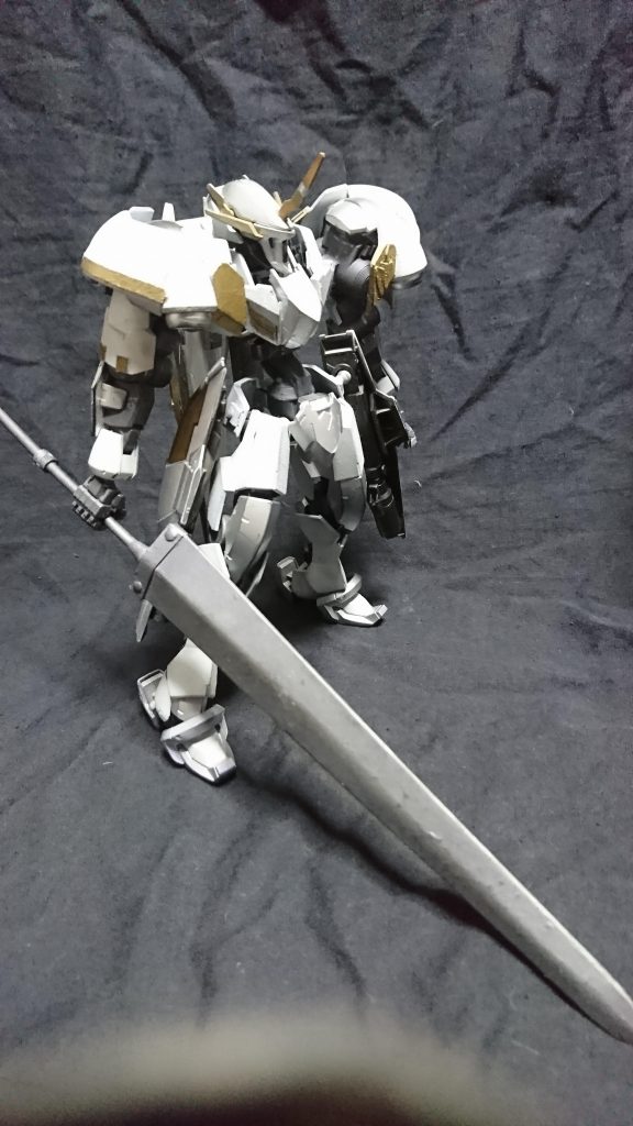 ブリガンダイン合金製バスターソード
ヨトゥンフレームの材質を使用した大剣
通常のMSやガンダムフレームには扱えない高質量の代物でMAの装甲とフレームを叩き切るほどの威力をもつただし空戦には使用できない