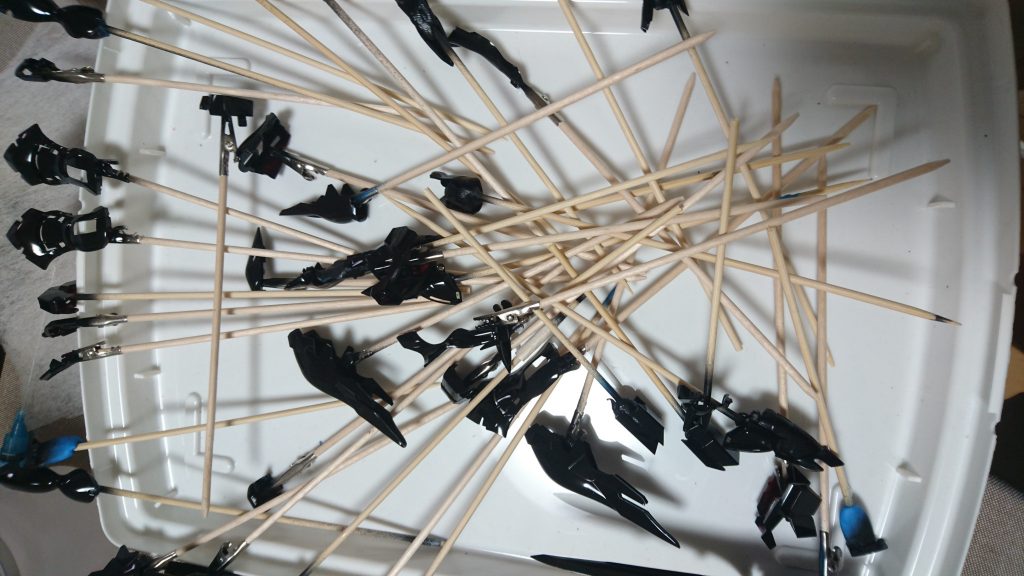 金メッキ以外のパーツを一旦黒に塗装。