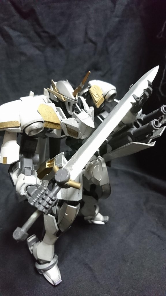 ジェネラルソード
MAが少なくなってきMSと戦うために作られた剣
グレイズリッターの剣より刀身が厚く耐久性があり長期戦に適している現在の当主が好んで使用している空戦は可能