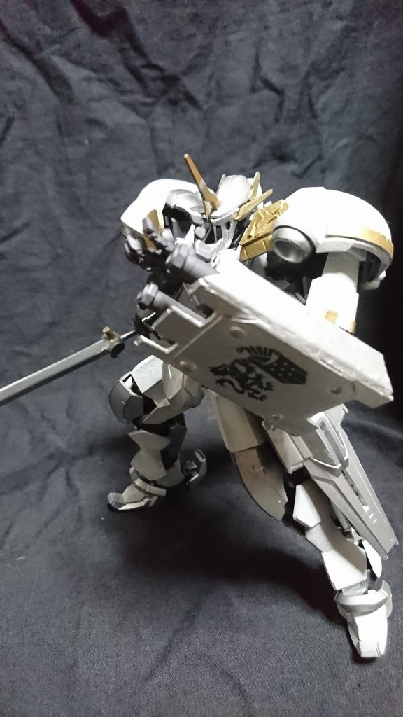 バスターシールド
キャノン砲二門とシールドを合わせた複合盾
シールドはレアアロイとブリガンダインを少量混ぜた合金を使用そのため強度は高い初代当主はバスターシールドをパイルバンカーの用な使い方をしていたそうだ